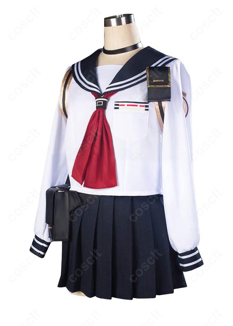 高倉クルミのセーラー服風コスプレ衣装を側面から確認できるシルエットとポーチ装着例