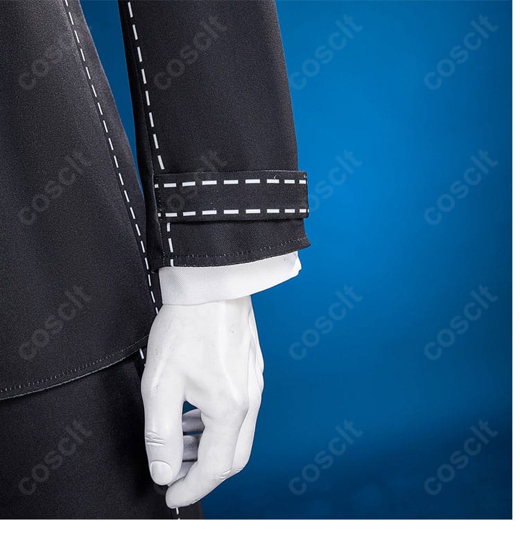 白鐘直斗の探偵風制服に施された袖口装飾のクローズアップ