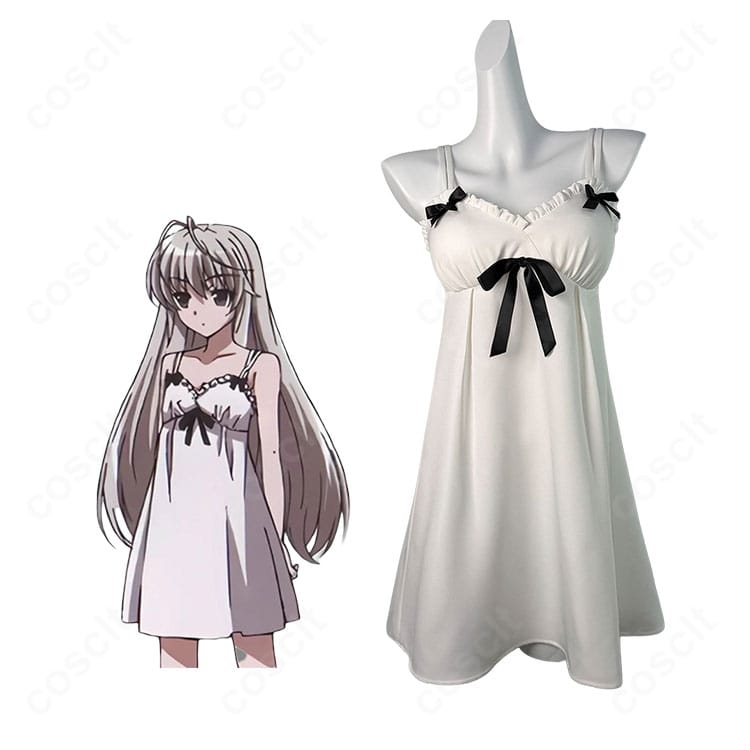 『ヨスガノソラ』春日野穹のキャラクター画像とネグリジェVer.の白いコスプレ衣装を並べた比較画像