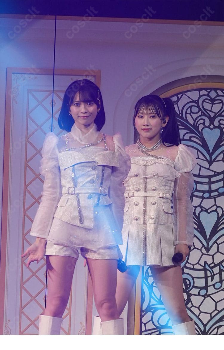 白とシルバーを基調としたAKB48 新井彩永 ステージ衣装の人物着用イメージ