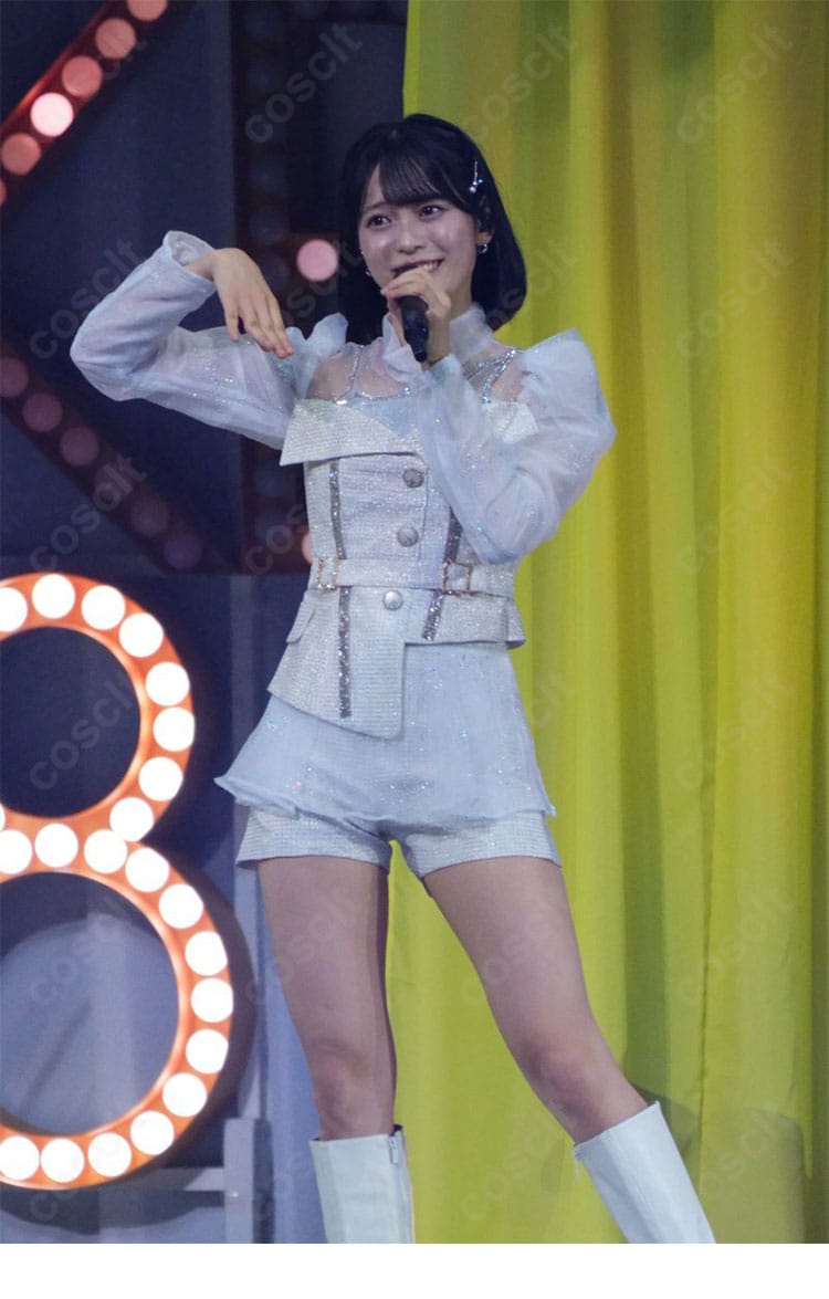 AKB48 新井彩永 ステージ衣装の正面デザイン、トップスとショートパンツの組み合わせ