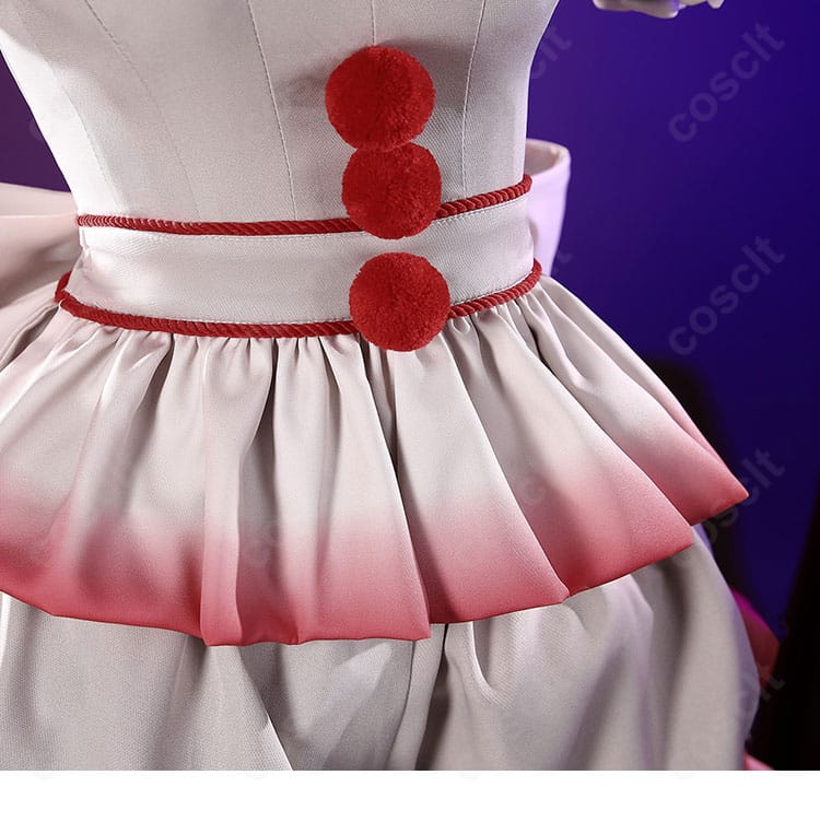 ペニーワイズ コスプレ衣装の前身頃装飾、赤いポンポンを配したトップスの部分画像