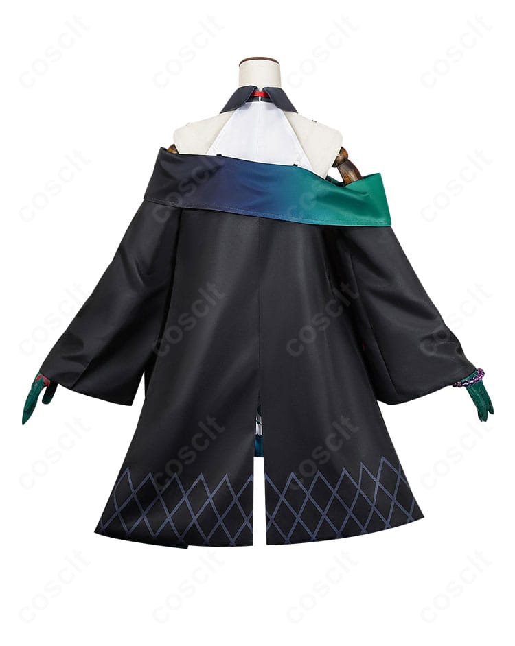 アークナイツ 夕（シー）コスプレ衣装の背面。背面ファスナーと裾の広がり、ストラップの収まりを示すデザイン。