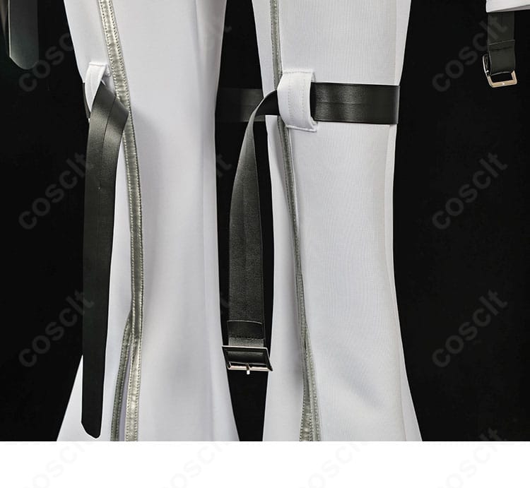 コードギアス C.C. 拘束衣コスプレのパンツ装飾アップ。素材感と動きに合わせた設計を確認