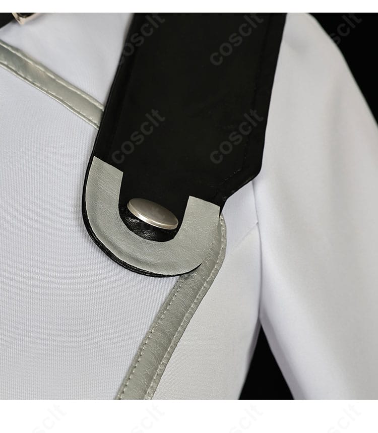 コードギアス C.C. 拘束衣コスプレ左肩装飾のクローズアップ。刺繍と縫製の丁寧な仕上げが分かる