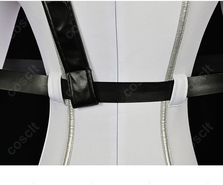 コードギアス C.C. 拘束衣コスプレ背面ベルト装飾アップ。サイズ感の微調整に役立つ構成を示すカット