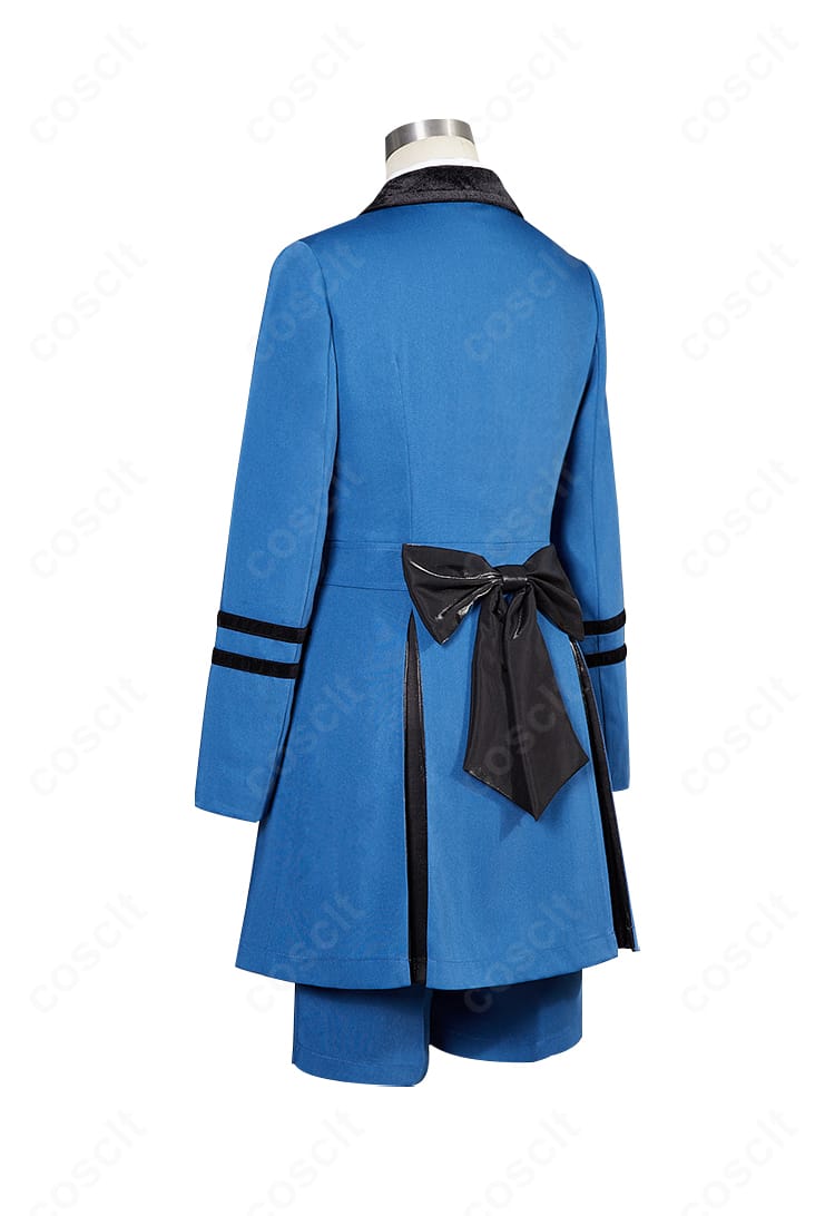 黒執事 シエル衣装の背面ビュー。背部の大きな蝶結びとコート裾の落ち感を忠実に再現した写真