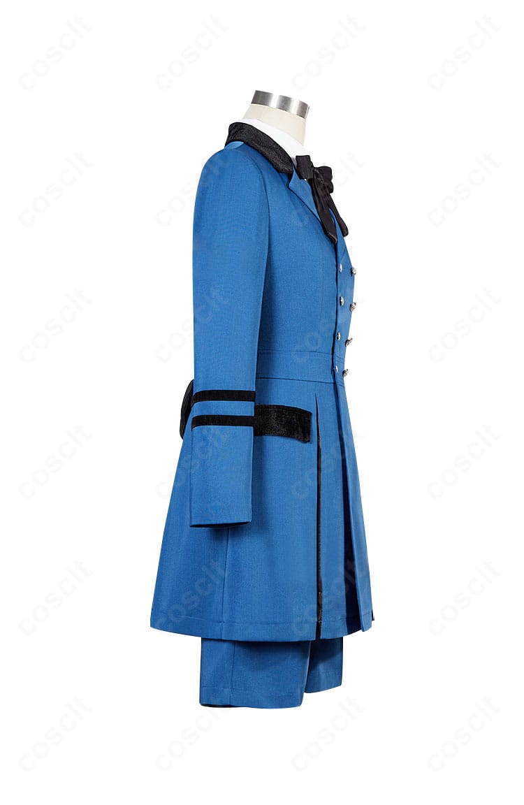 シエル・ファントムハイヴ衣装の側面。コートのラインとショートパンツの可動域、端正なシルエットを確認できるアングル