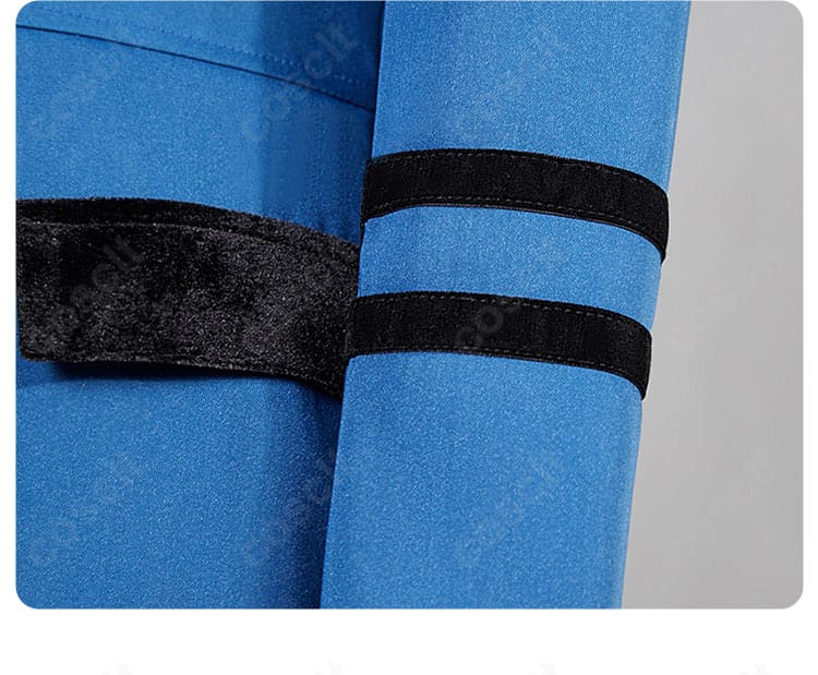 黒執事 コスプレ衣装の袖口ライン詳細。バーコード風のライン意匠をきれいに配した近接カット