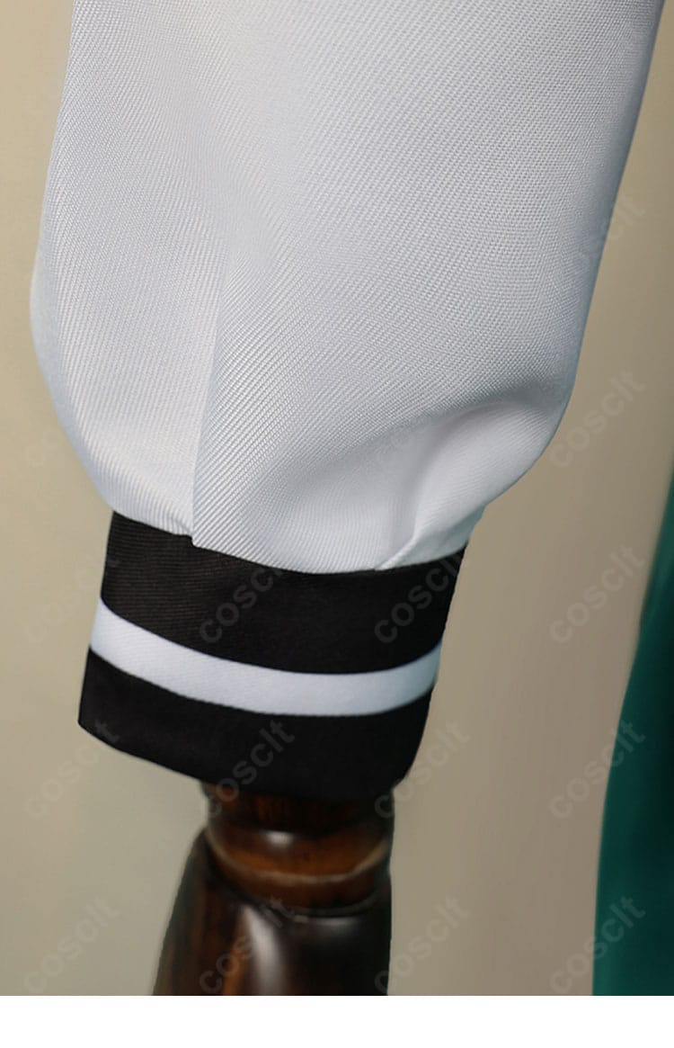 袖口のステッチとカフ部分のパイピング近接。日常的な使用にも耐える堅牢な縫製を示すディテール。