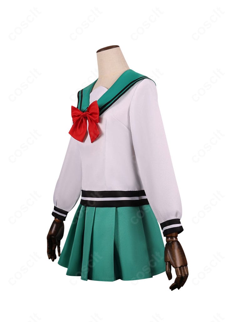 照橋心美 制服コスプレのサイドシルエット。肩から裾までのラインとプリーツの広がりを確認できる動きやすい設計。