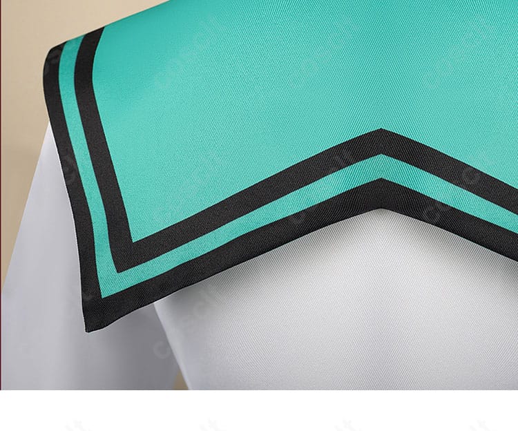 ショルダーと背面の切り替え縫製の近接。肩線の収まりとステッチワークが分かる丁寧な作り。