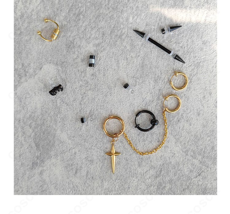 コスプレ用アクセ一式の一覧。首飾り・イヤリング・小物などセット内容の詳細が一目で分かる。