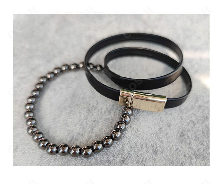 ブレスレット装飾のアップ。写真映えする金属質感と安定した固定方法を確認。