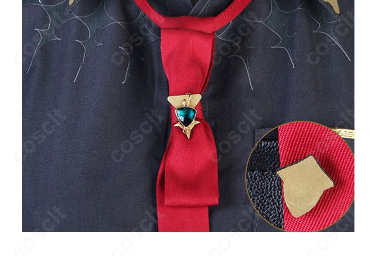 ネクタイ装飾とタイピンのディテール。クールなメタル質感でキャラクター性を引き上げる。