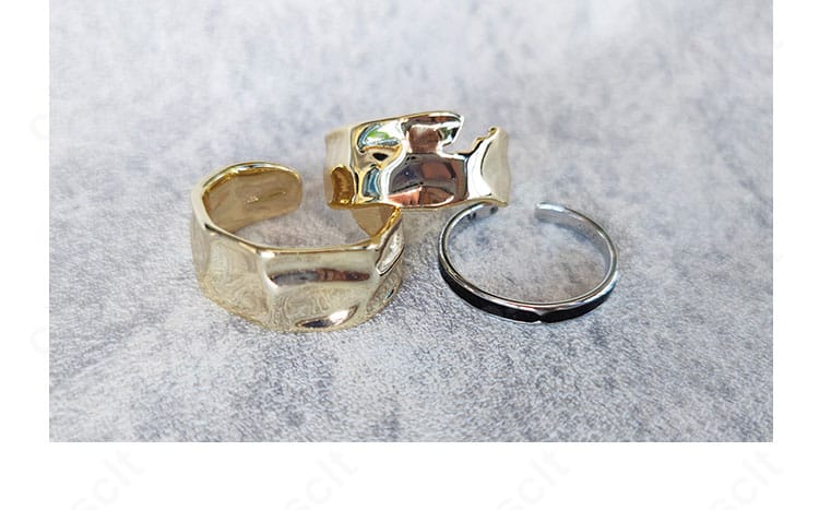 ヘックス・ヘイワイヤー 指輪ディテール。高級感あるメタリックで手元のアクセントを演出。