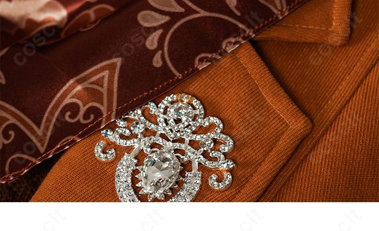 バイオハザード RE:4衣装の胸元と襟ディテール。刺繍入りベストとインナーTシャツの重ねがけで高級感を演出