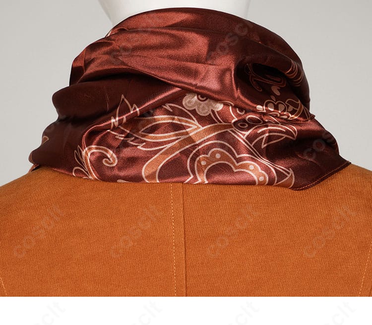 アシュリー・グラハムのスカーフディテール。柔らかな素材感で首周りが快適な点を示すクローズアップ