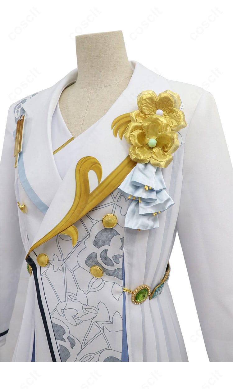 月永レオの胸飾りと上衣ディテールの接写。装飾の立体感とステッチの仕上がりを強調。