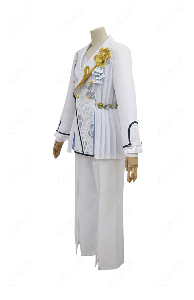 月永レオ Tasto bianco コスプレ衣装の側面ビュー。コートのハリ感とライン、胸飾りの厚みを確認できる画像。