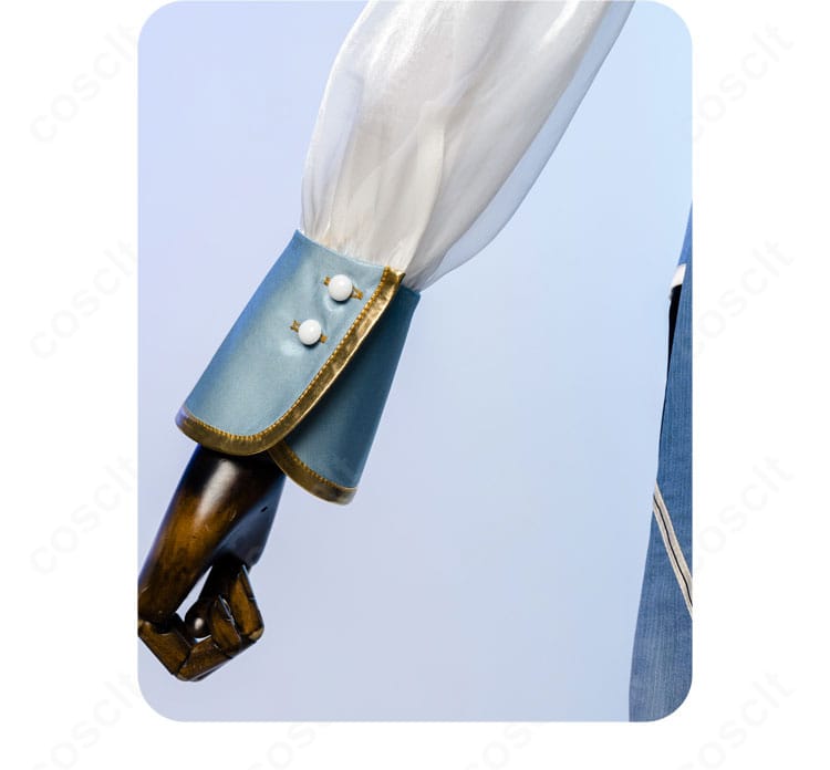 袖口装飾ディテールの接写。カフの形状と装飾の質感を確認できる。