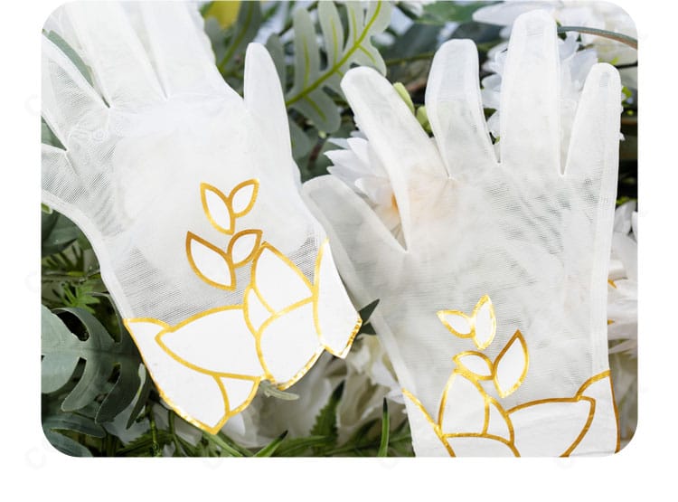 手袋装飾ディテールのアップ。素材のマット感とライン装飾を明瞭に表現。