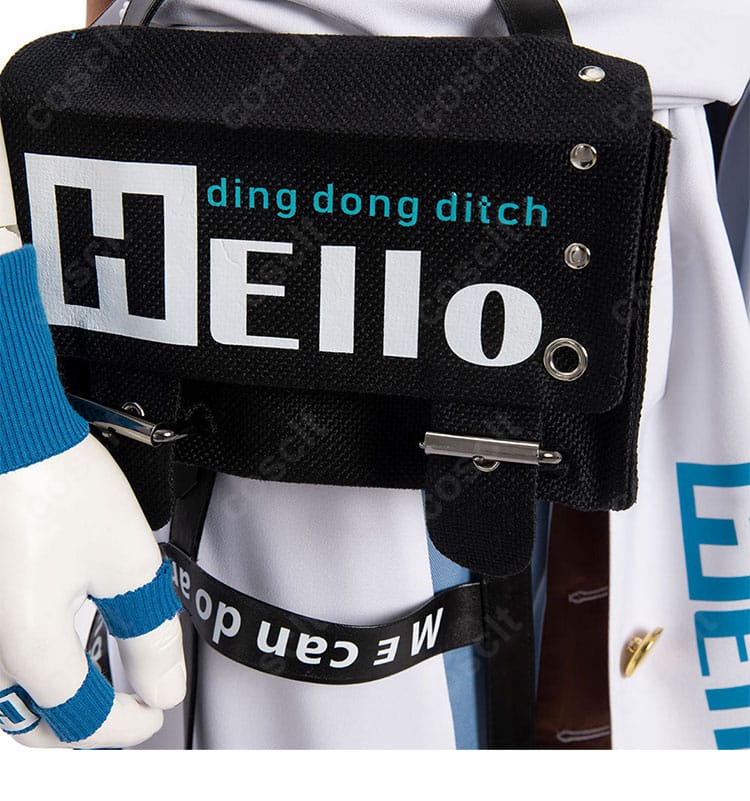 ウエストポーチの質感詳細。フラップ形状、留め具、実用的なサイズ感を示すクローズアップ。