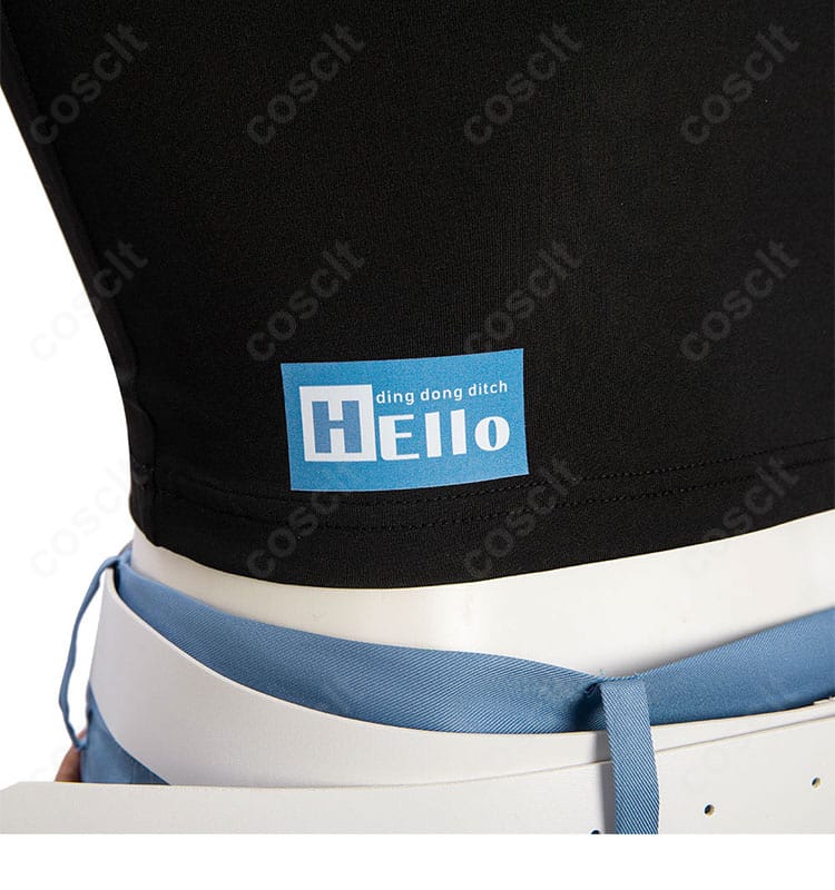 腰部装飾アップ。ベルトとバックルの金属感、補強縫製のディテールが分かる画像。