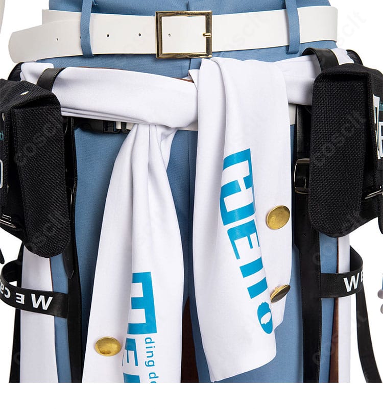 着用イメージ。腰部アクセサリーが全体コーデを引き締め、ポーズ映えするバランスを表現。