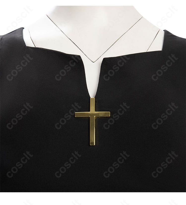 襟元とアクセサリーの近接写真。襟の形状、ステッチ、金具の仕上げを丁寧に再現した様子。