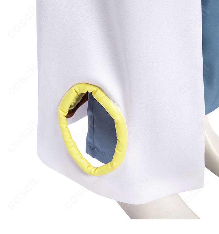 スカート裾装飾詳細（コート裾）。動きに合わせて揺れる後ろ姿の表情と生地のハリ感を強調。