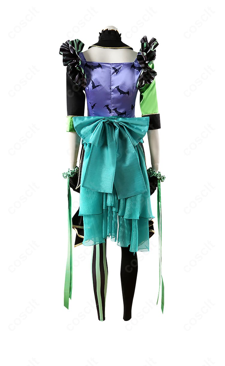 背面デザインが分かるカット。背中の開き仕様、腰リボンのボリューム、レギンスパンツの見え方までイベント映えのバランスを確認可能。