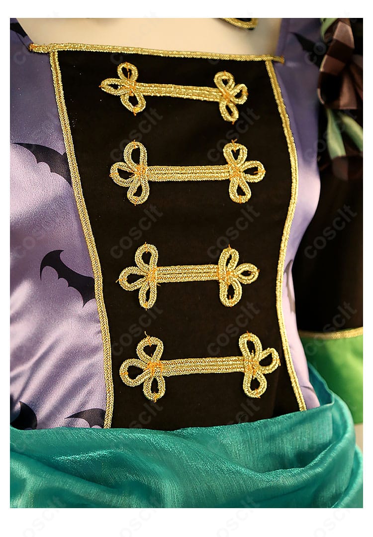 装飾刺繍とリボンのクローズアップ。生地の発色、縁取り、手首飾りの質感を示し、写真映えする質感を強調。