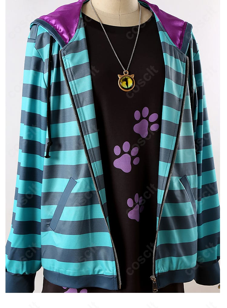 ブルーロック 蜂楽廻 Alice ver. コートの刺繍風ディテールと配色を接写。胸元のネックレス小物の質感も明瞭。