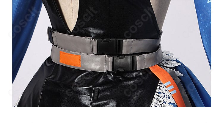 腰部ベルト装飾の詳細。金具・ストラップの構成でウエストラインを引き締めるデザイン。