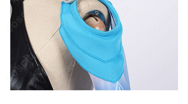 肩飾りのクローズアップ。立体パーツと金具の配置により、ファンタジーらしい重厚感を表現。