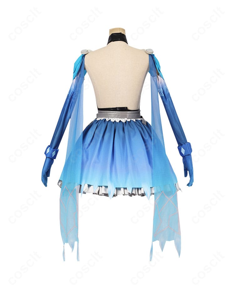 メリル衣装の背面。背中の開閉仕様やベルト取り回し、スカート後ろのラインを詳細に確認。