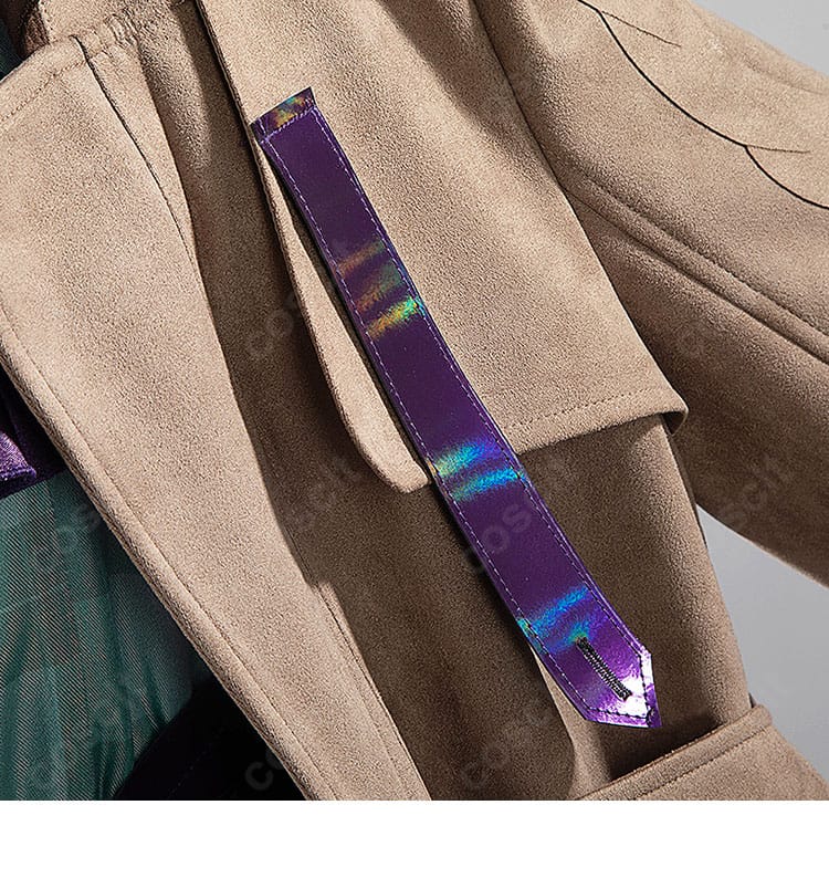 コート胸元の装飾部分の細部画像。魅力的なデザインが際立っています。