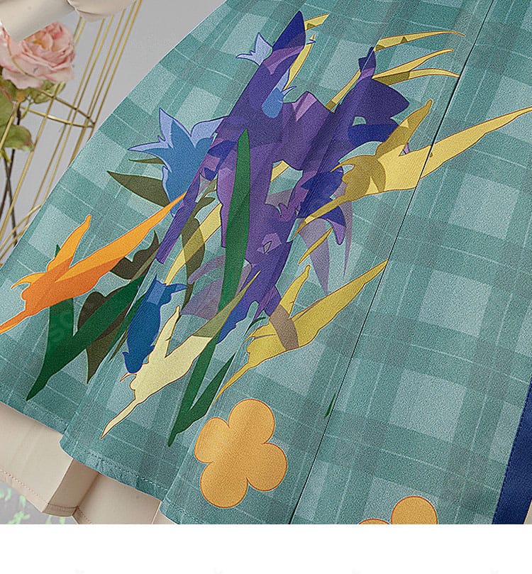 スカートに施されたグラフィック装飾の細部画像。独特なデザインです。