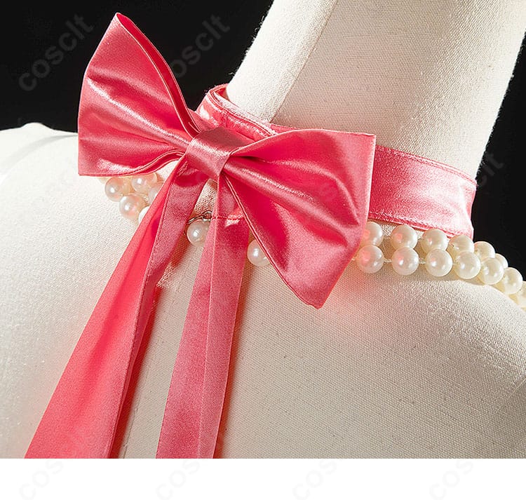 首元アクセサリーの拡大。ビーズの輝きと台座の質感が上品さを演出。