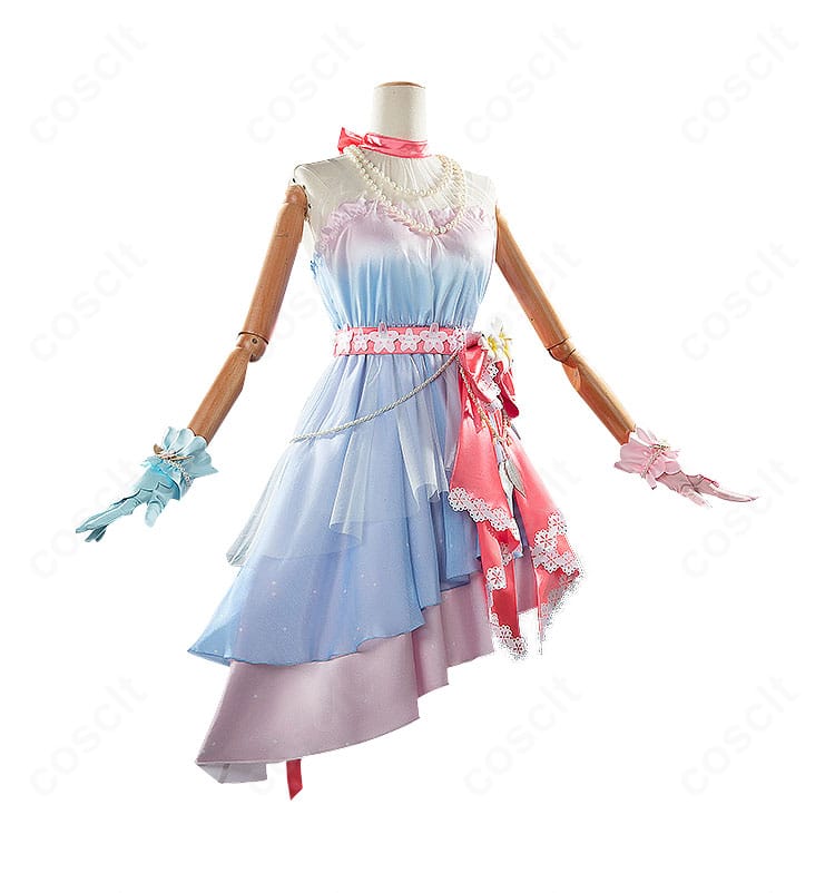 右側面から見たサクラチヨノオーのFleur Enneigée衣装。ウエストラインとスカートの軽やかなフレアが確認できる。