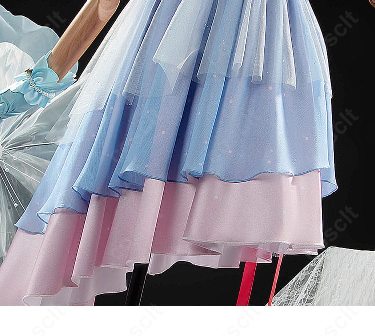 スカート裾の細部。フレアの広がりとパイピングの整った縫製が見える。