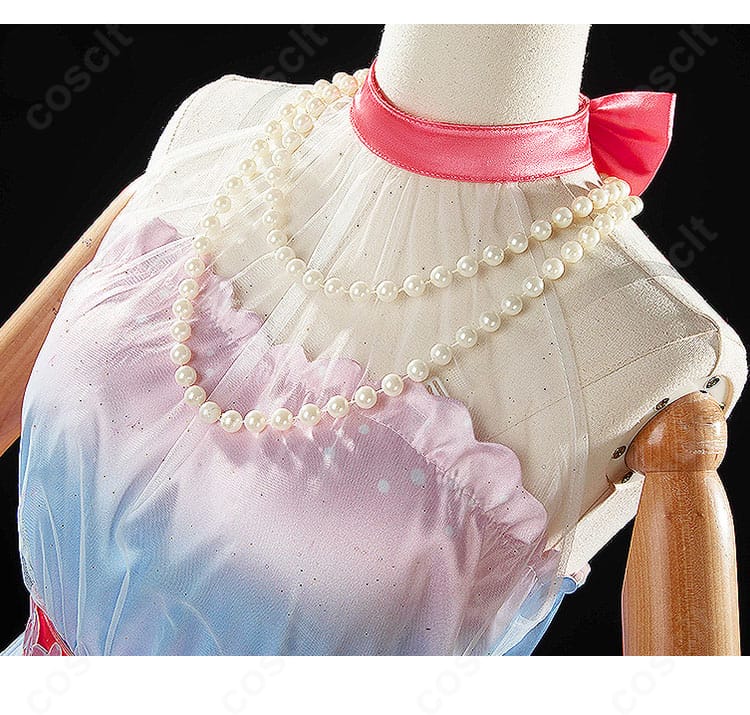 ネックレス装飾のクローズアップ。煌めくパーツと上品なカラーリングを高精度に再現。