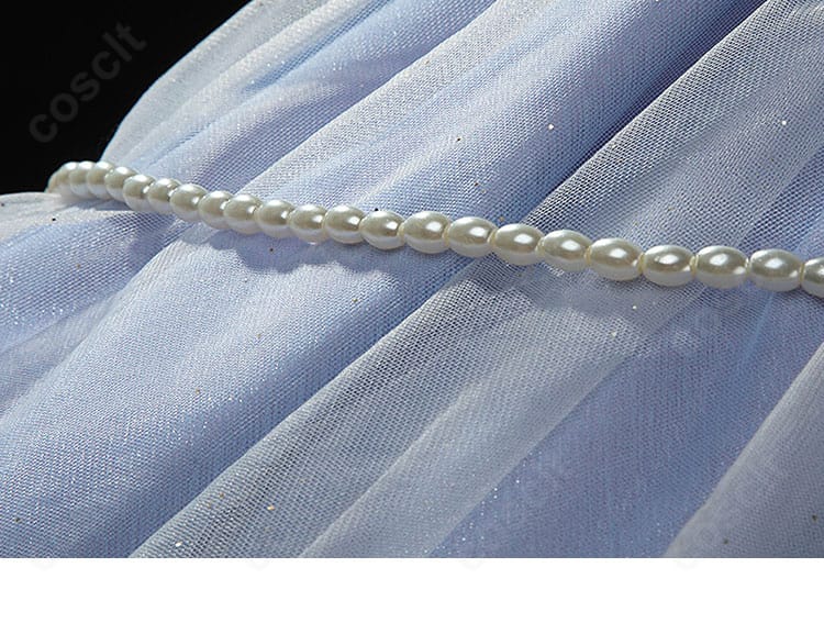 ビーズ装飾のアップ。光の反射でステージ映えするきらめきを捉えた一枚。