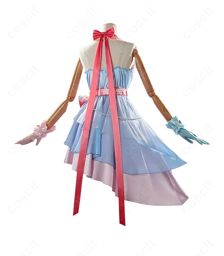 背面全体。大きな腰リボンと背中のレイヤード構成が映える、360度映えのデザイン。