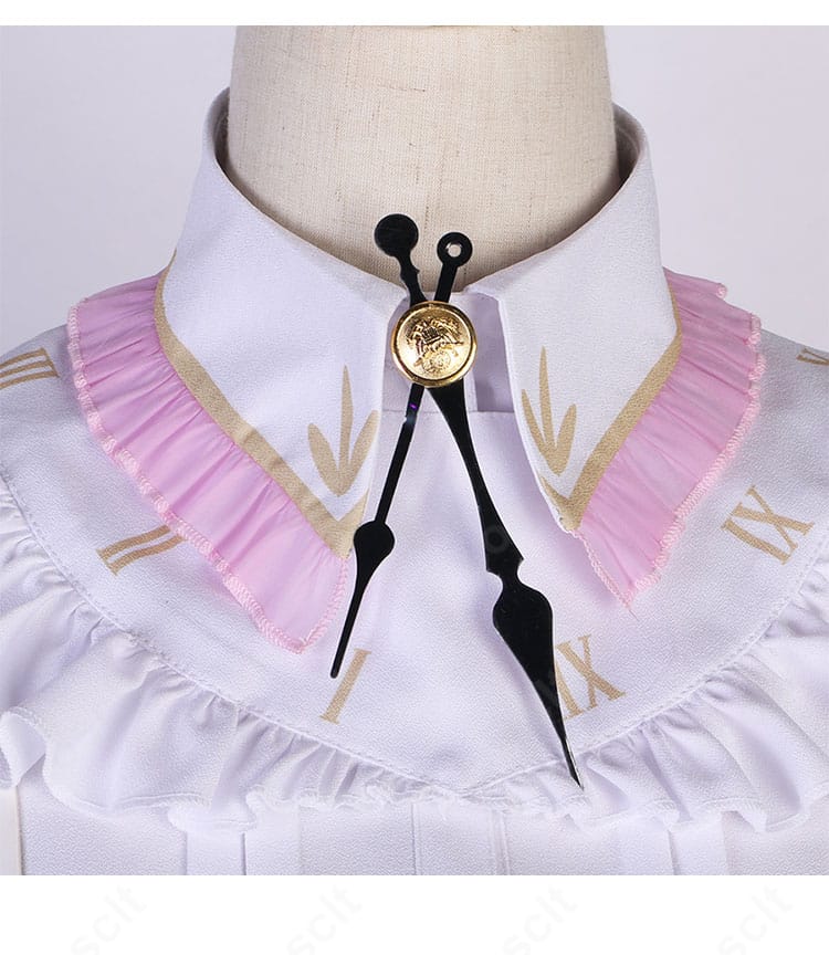 襟元の時計風装飾アップ。暁山瑞希「Trail of Butterflies」衣装の象徴的アクセントを鮮明に表現。