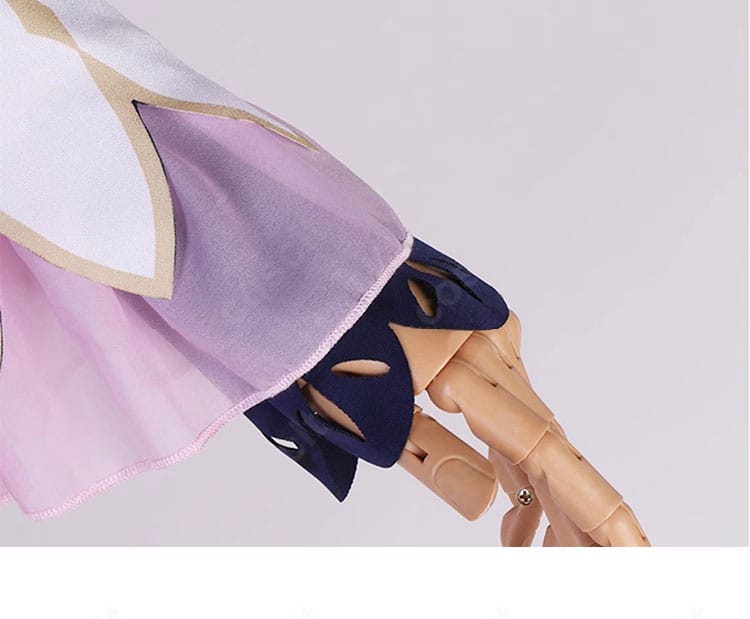 袖口の正面アップ。エレガントな装飾とカフの形状が清楚さを演出。