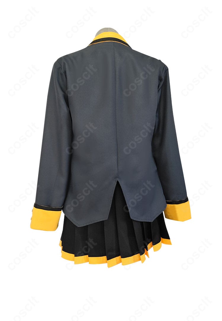 プロセカ 天馬咲希コスの背面。コートの後ろ姿とスカートの広がり、レッグカバーの長さが伝わるショット