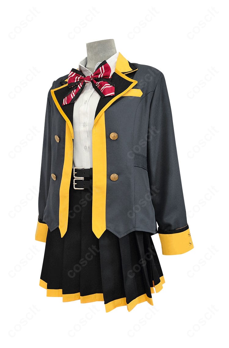 プロセカ 天馬咲希コスの側面。コートのラインやリボン結び、ベルト位置などディテールを確認できるアングル