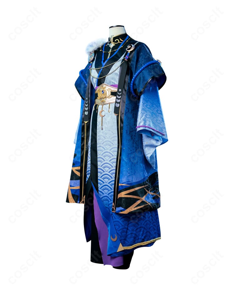 あんスタ 月隠れの宴 コスプレ衣装を左側から撮影。肩飾りや垂れ布の立体感とボリュームが分かるアングル。